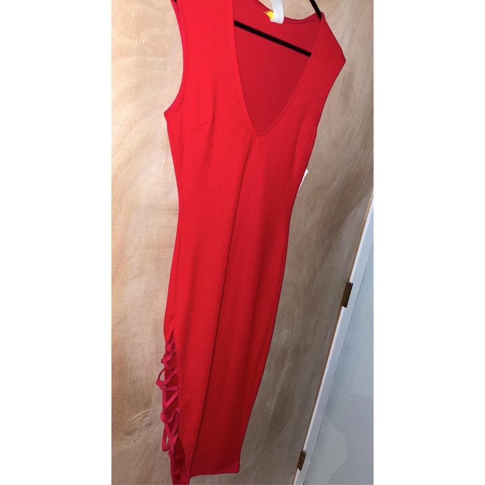 Red dress - Picture 3 of 4